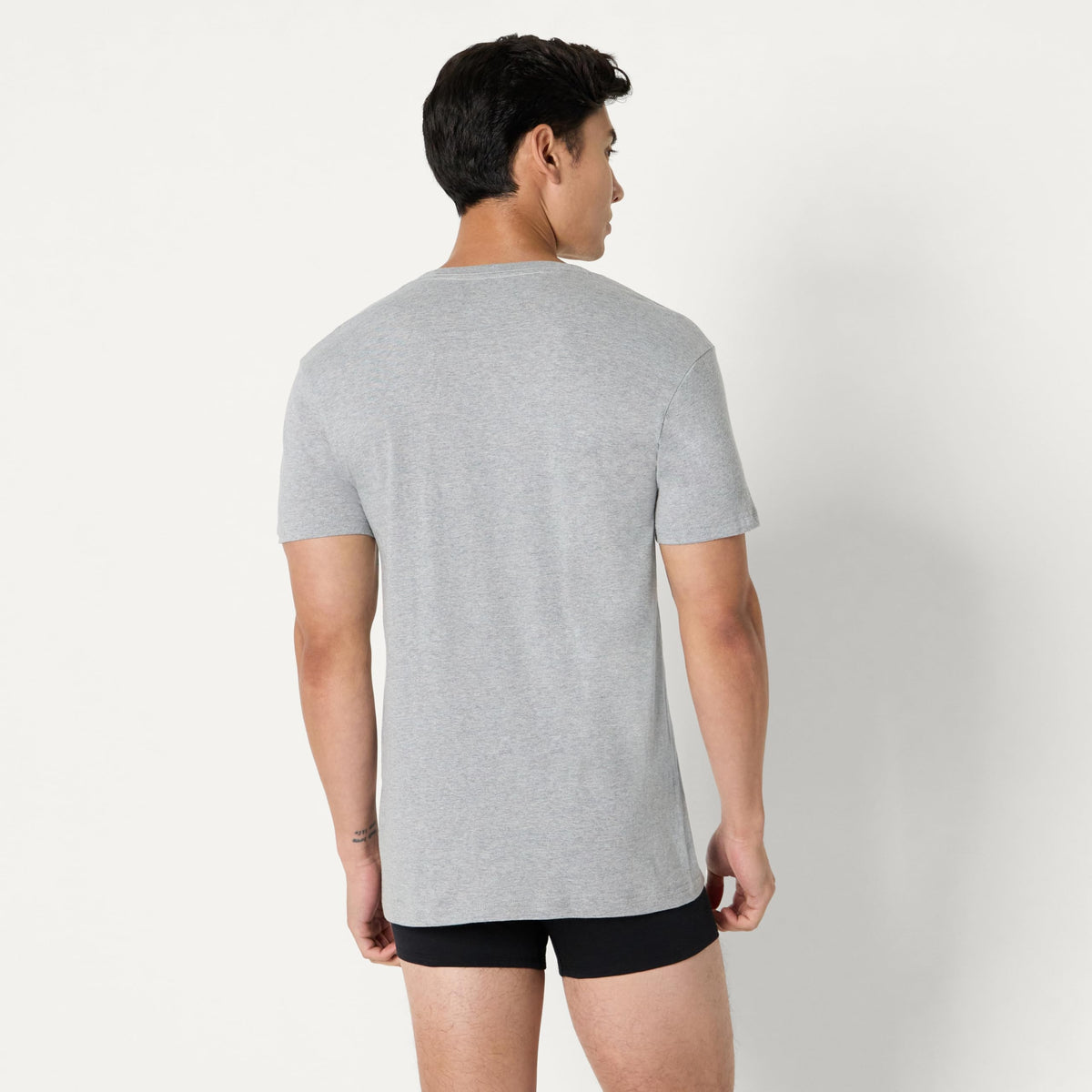 Amazon Essentials Men's Slim Fit V-Neck Undershirt, Breathable Cotton, Pack of 6