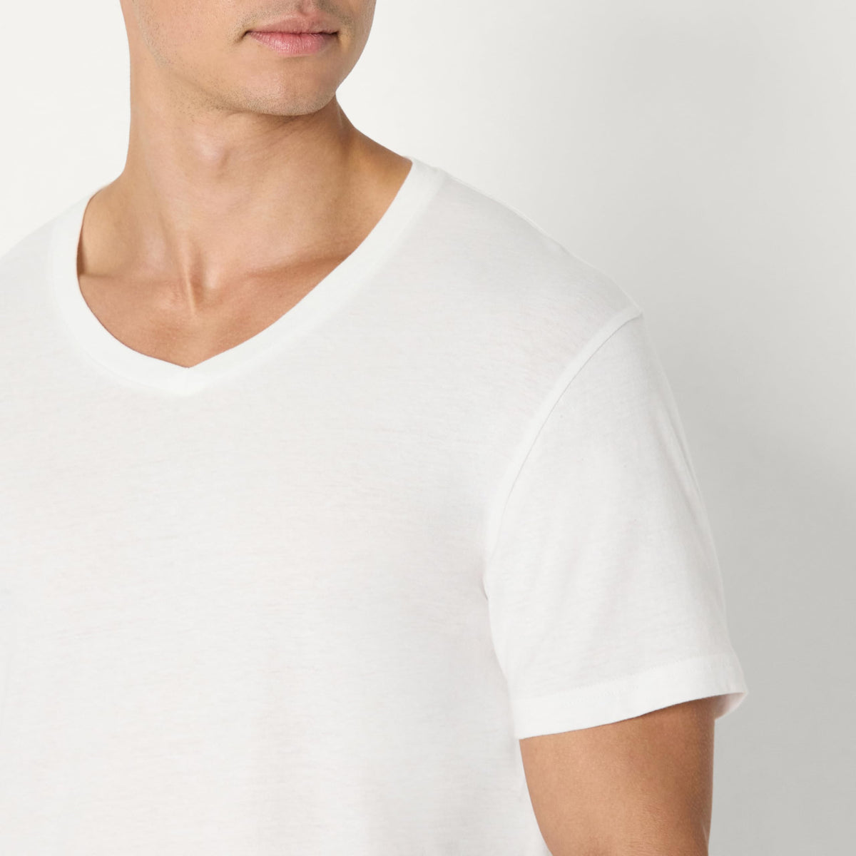Amazon Essentials Men's Slim Fit V-Neck Undershirt, Breathable Cotton, Pack of 6