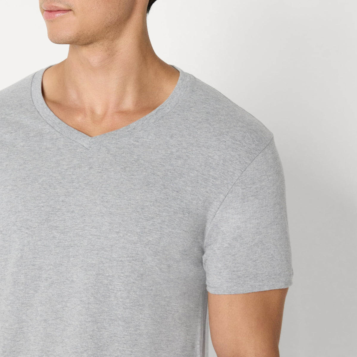 Amazon Essentials Men's Slim Fit V-Neck Undershirt, Breathable Cotton, Pack of 6